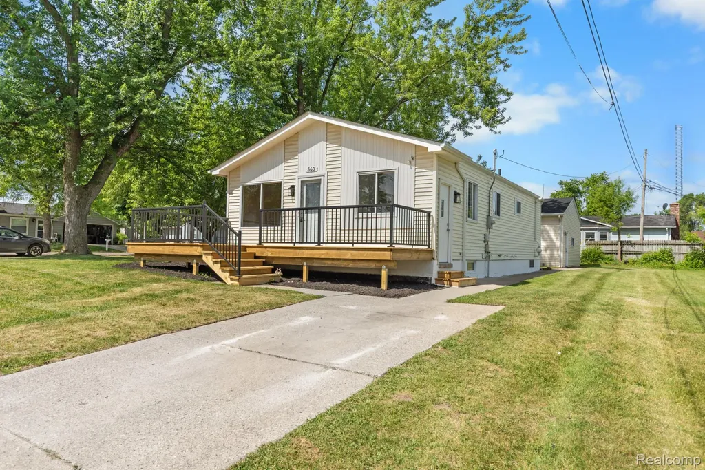 560 Mcmunn Street South Lyon City MI 48178