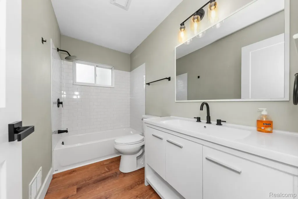 560 Mcmunn Street South Lyon City MI 48178