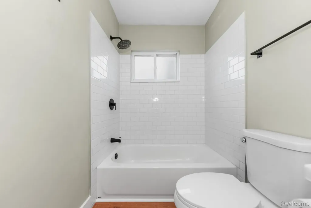 560 Mcmunn Street South Lyon City MI 48178