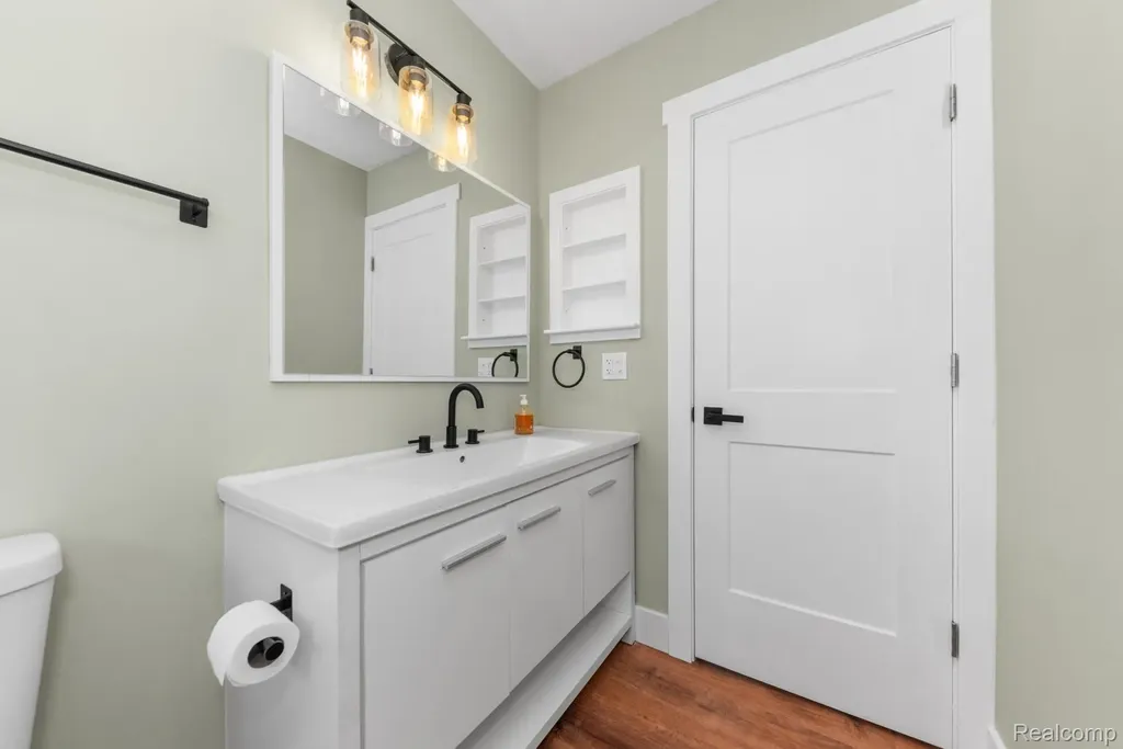 560 Mcmunn Street South Lyon City MI 48178