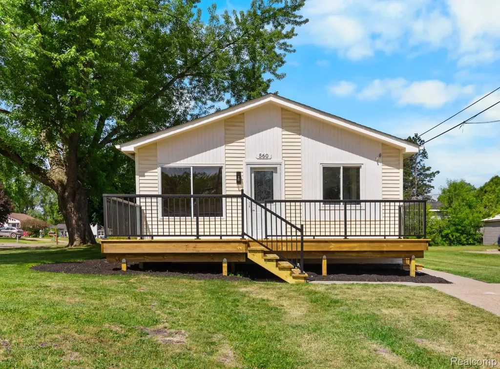 560 Mcmunn Street South Lyon City MI 48178
