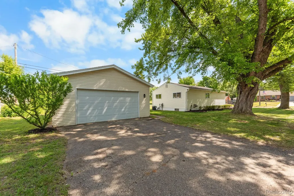 560 Mcmunn Street South Lyon City MI 48178