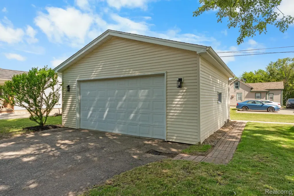 560 Mcmunn Street South Lyon City MI 48178