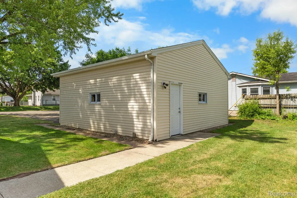 560 Mcmunn Street South Lyon City MI 48178