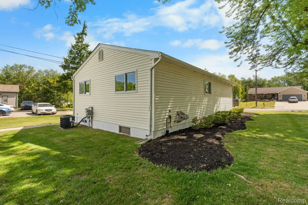 560 Mcmunn Street South Lyon City MI 48178
