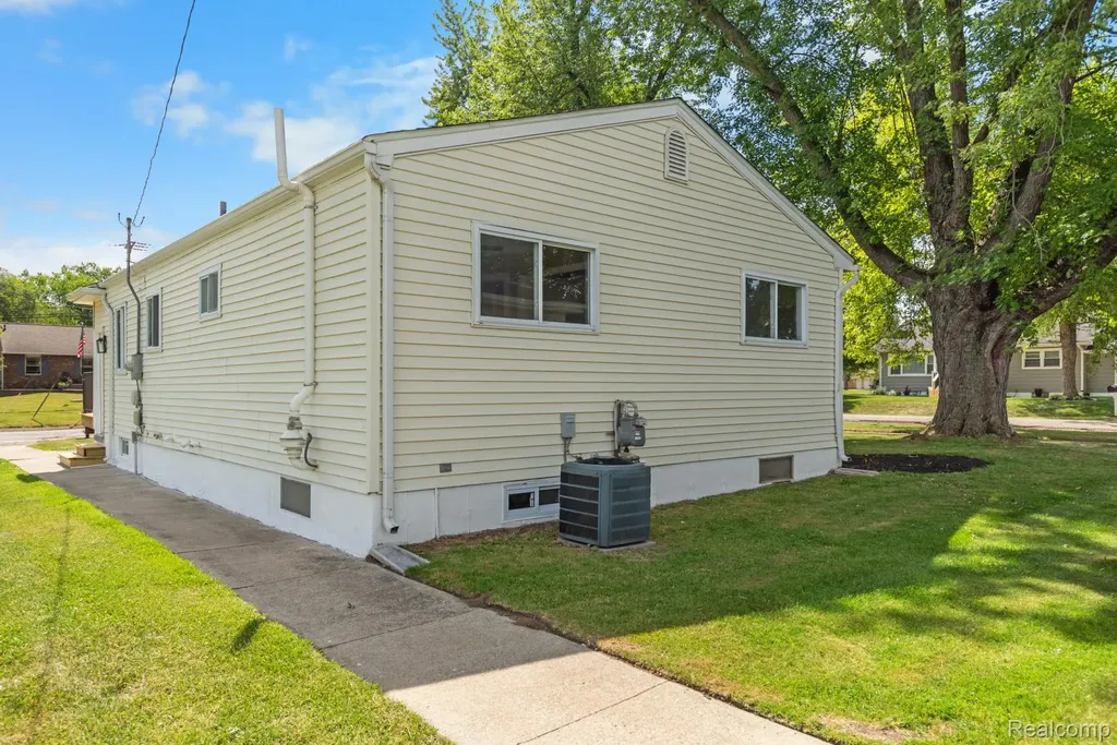 560 Mcmunn Street South Lyon City MI 48178