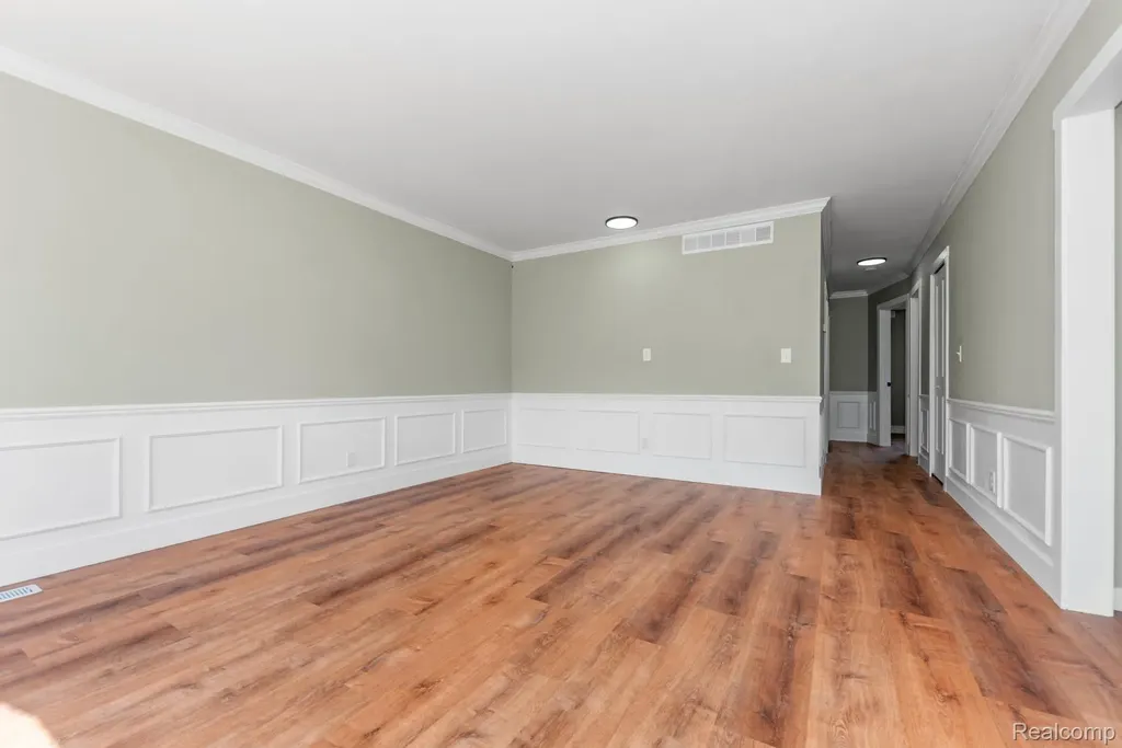 560 Mcmunn Street South Lyon City MI 48178