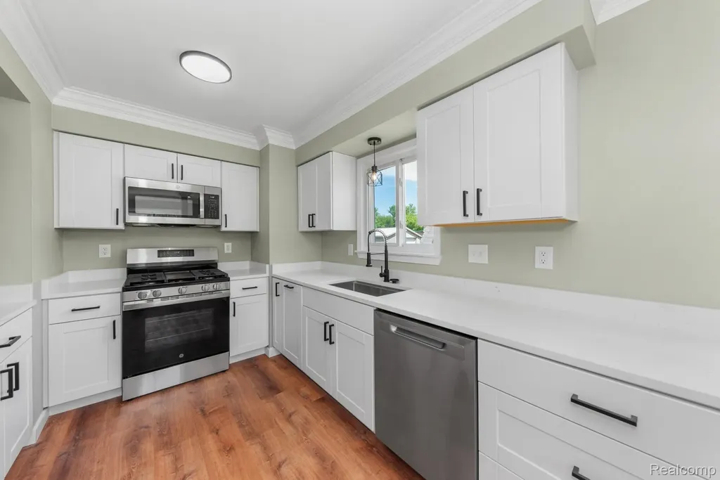 560 Mcmunn Street South Lyon City MI 48178