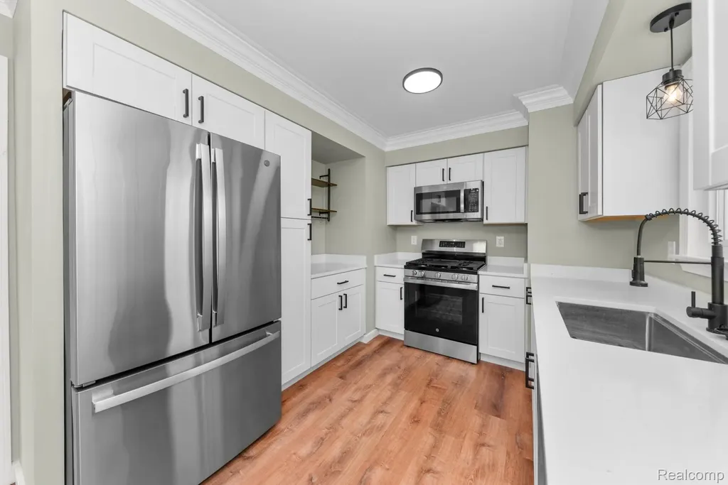 560 Mcmunn Street South Lyon City MI 48178