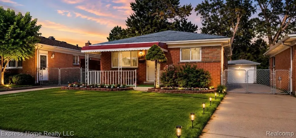 27374 Townsend Avenue Warren City MI 48092