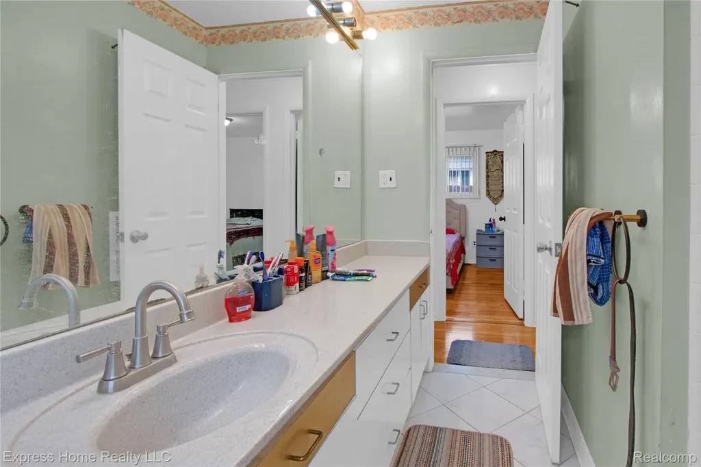 27374 Townsend Avenue Warren City MI 48092