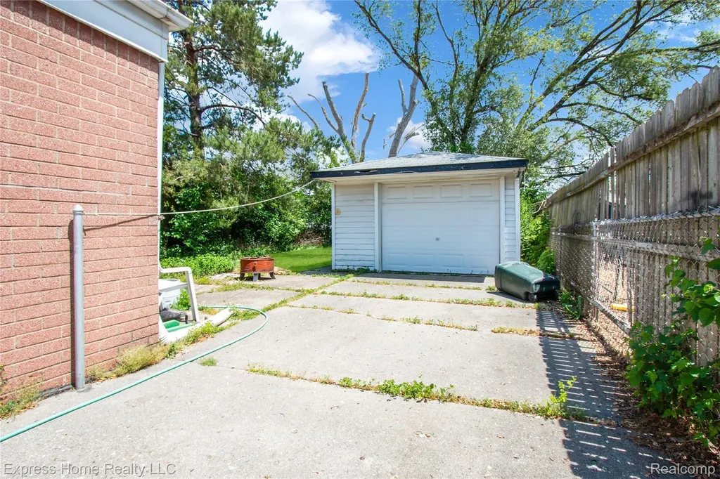 27374 Townsend Avenue Warren City MI 48092
