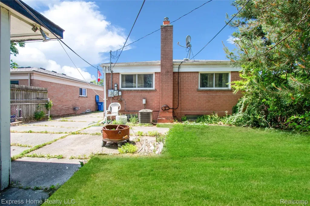 27374 Townsend Avenue Warren City MI 48092