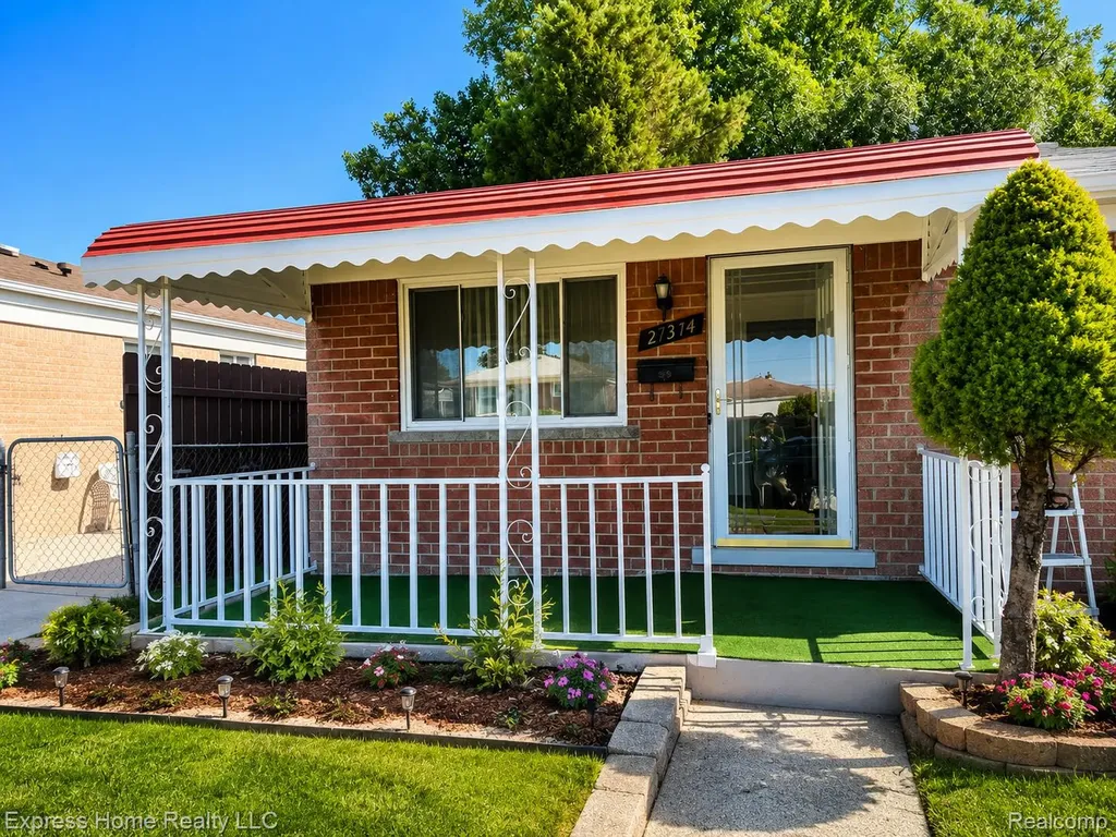 27374 Townsend Avenue Warren City MI 48092