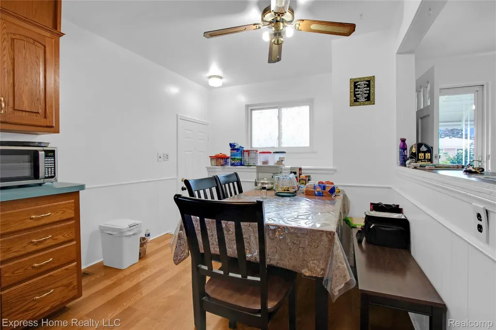 27374 Townsend Avenue Warren City MI 48092