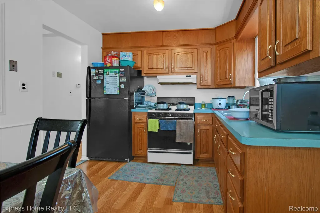 27374 Townsend Avenue Warren City MI 48092