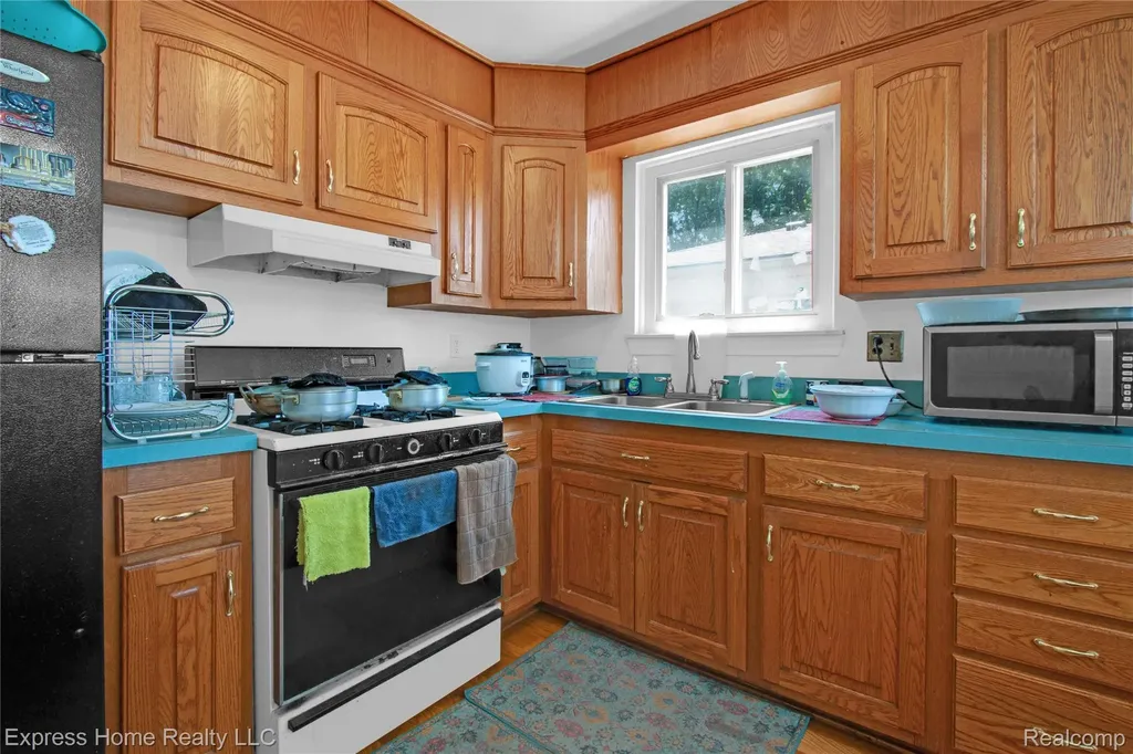 27374 Townsend Avenue Warren City MI 48092