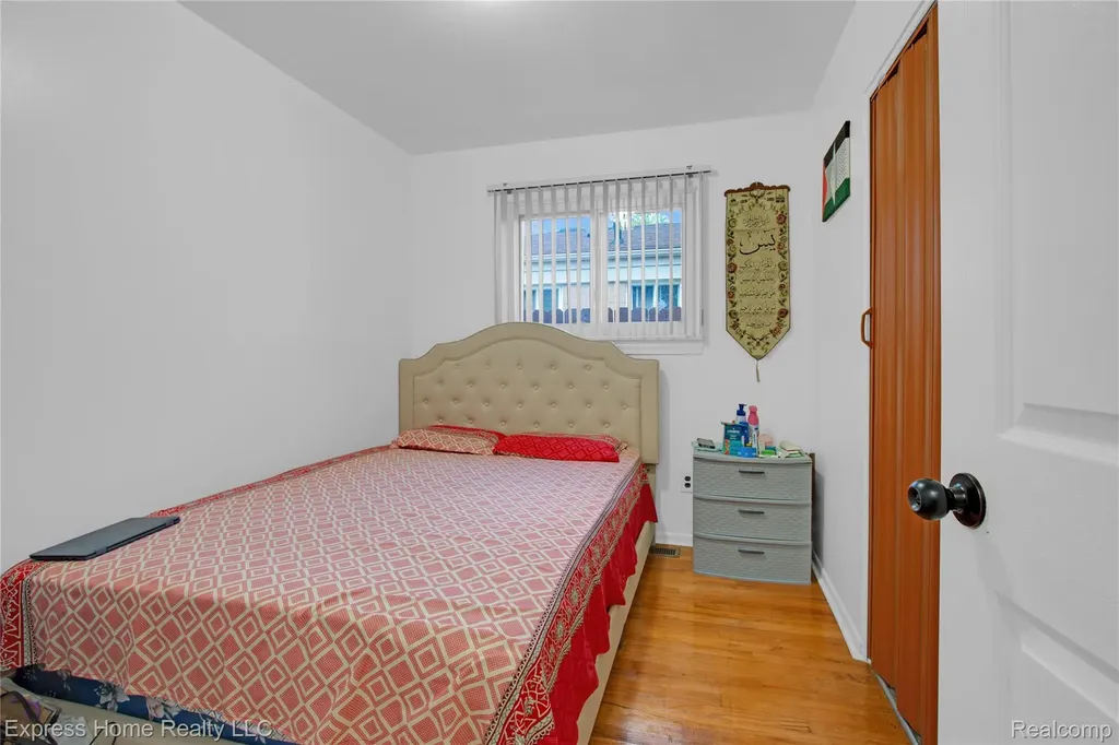27374 Townsend Avenue Warren City MI 48092