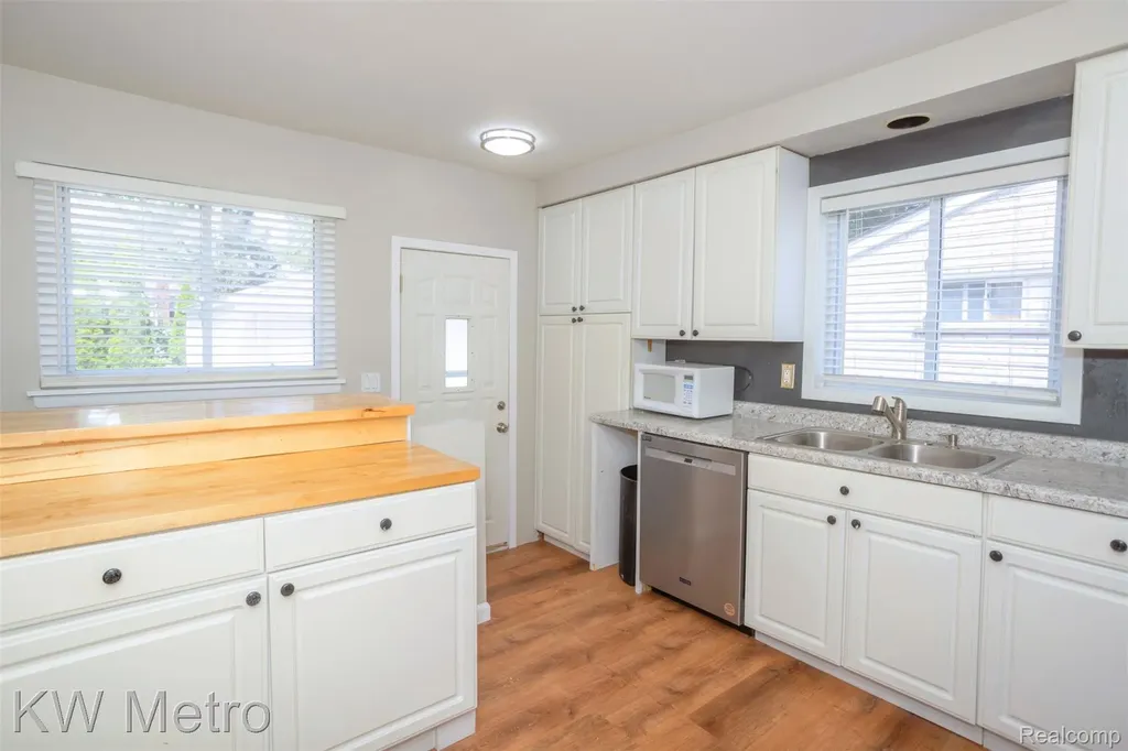 29171 Mark Avenue Madison Heights City MI 48071