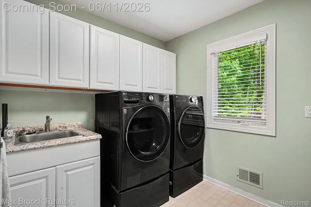 1300 Oak Hollow Drive Milford Charter Township MI 48380
