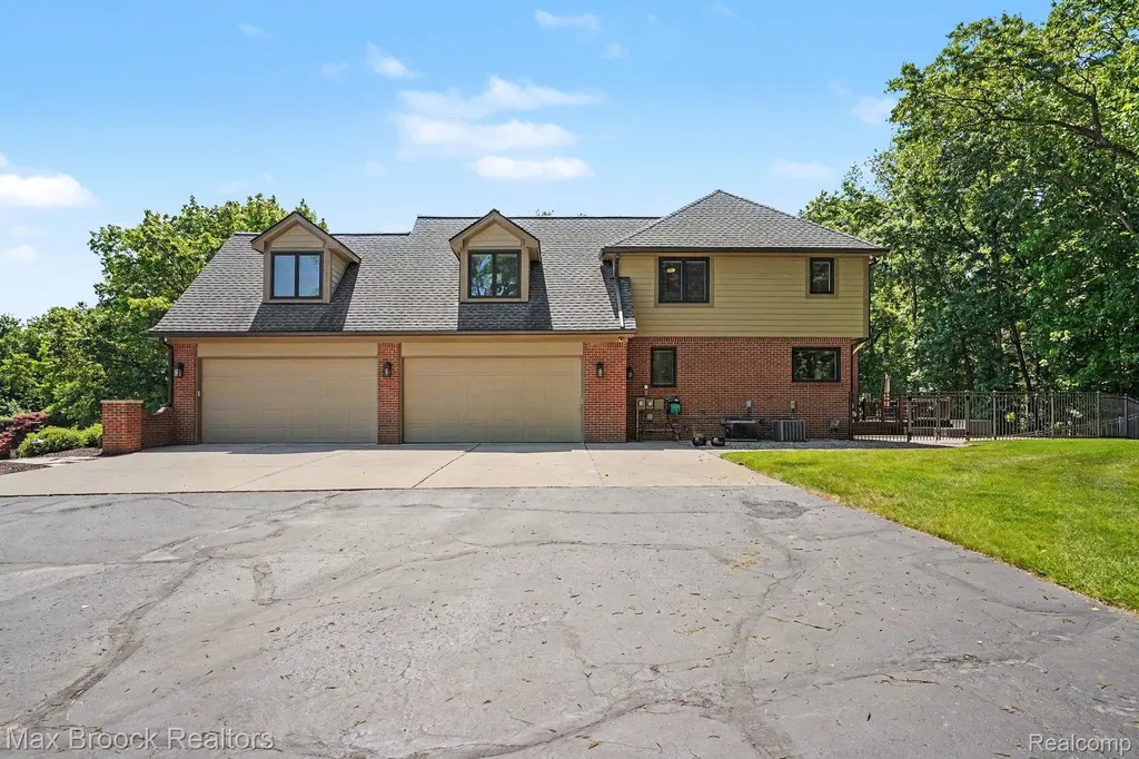 1300 Oak Hollow Drive Milford Charter Township MI 48380