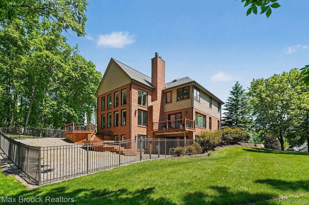 1300 Oak Hollow Drive Milford Charter Township MI 48380