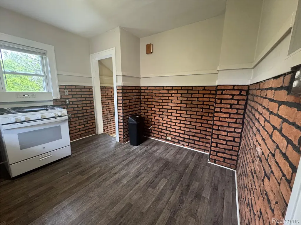 116 W Brooklyn Avenue Pontiac City MI 48340