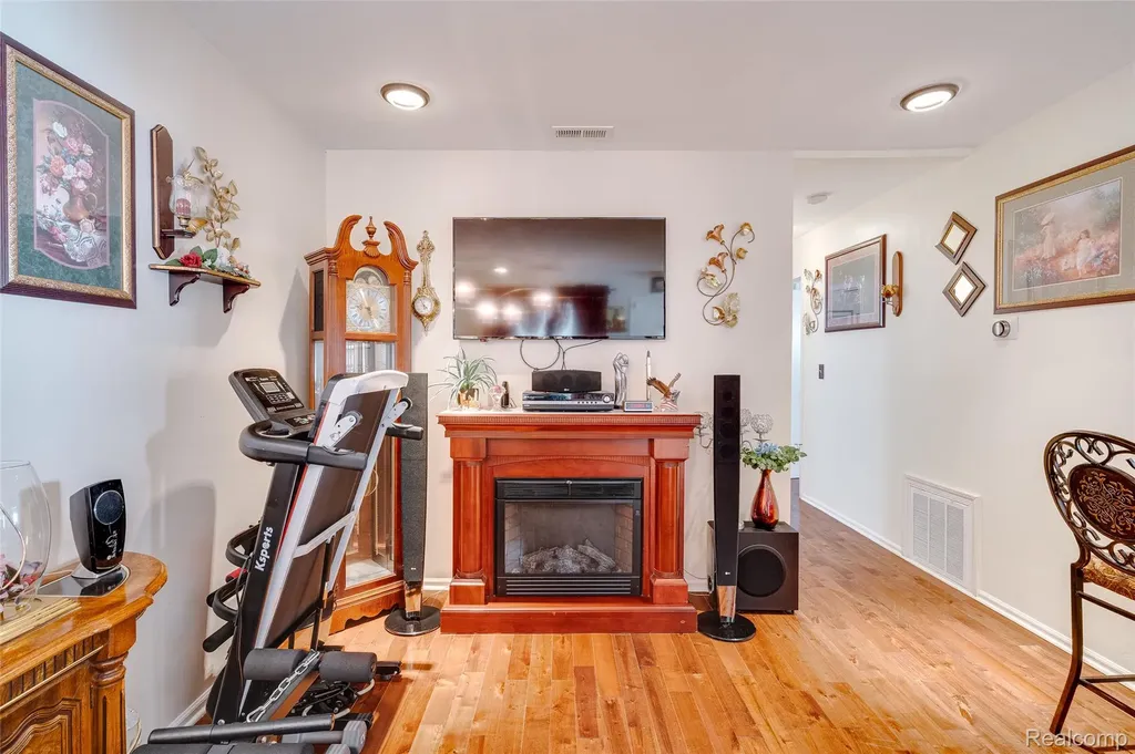 1571 University Avenue Lincoln Park City MI 48146