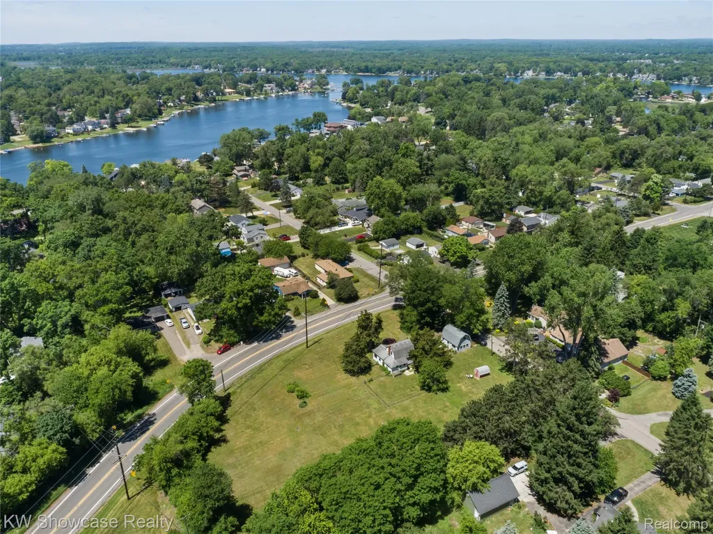 1634 S Commerce Road Walled Lake City MI 48390