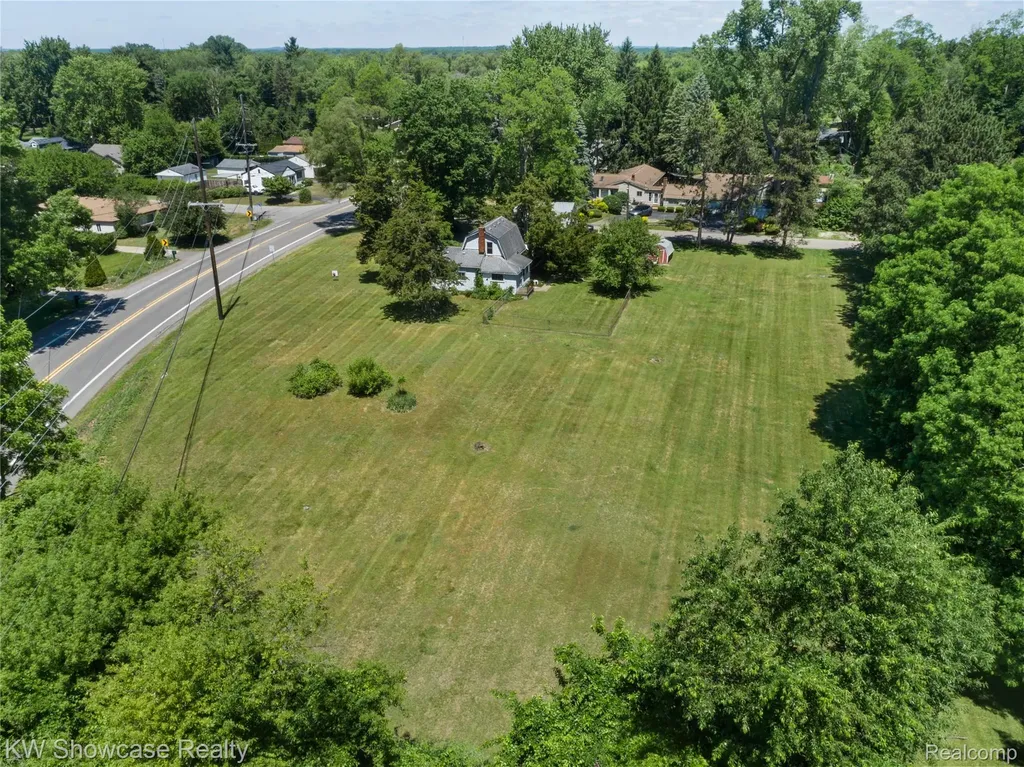 1634 S Commerce Road Walled Lake City MI 48390