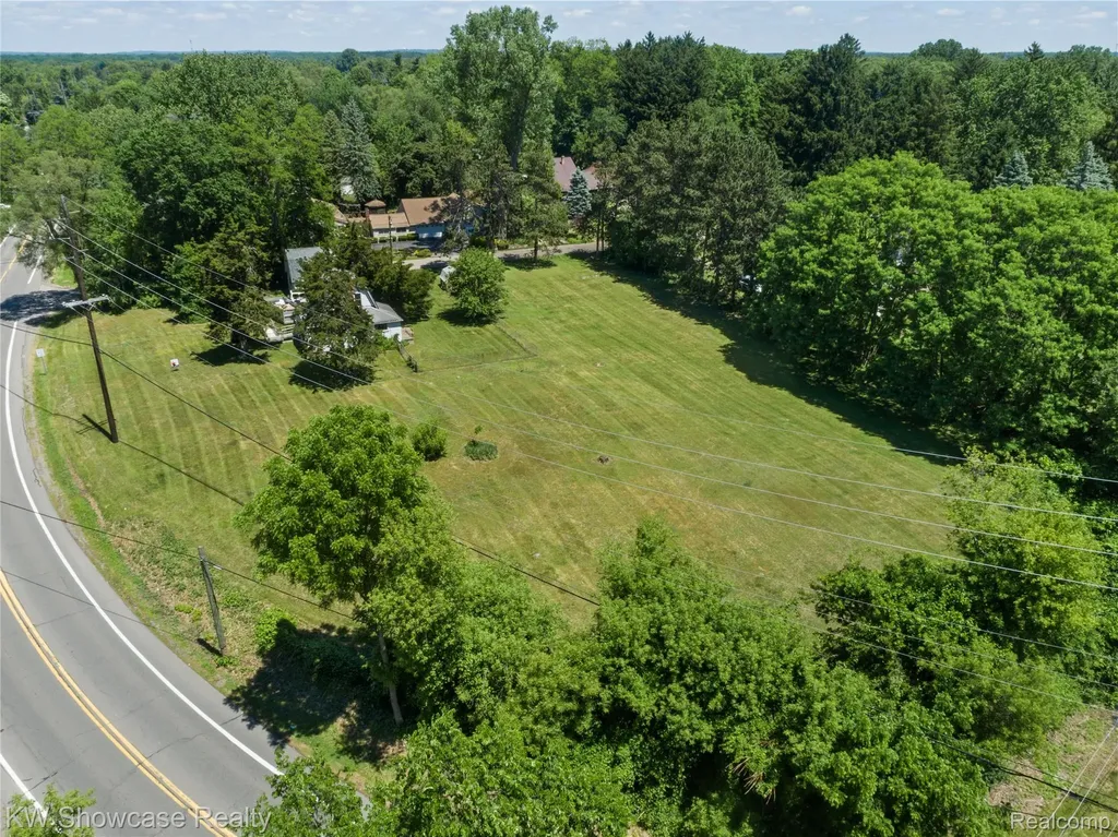 1634 S Commerce Road Walled Lake City MI 48390