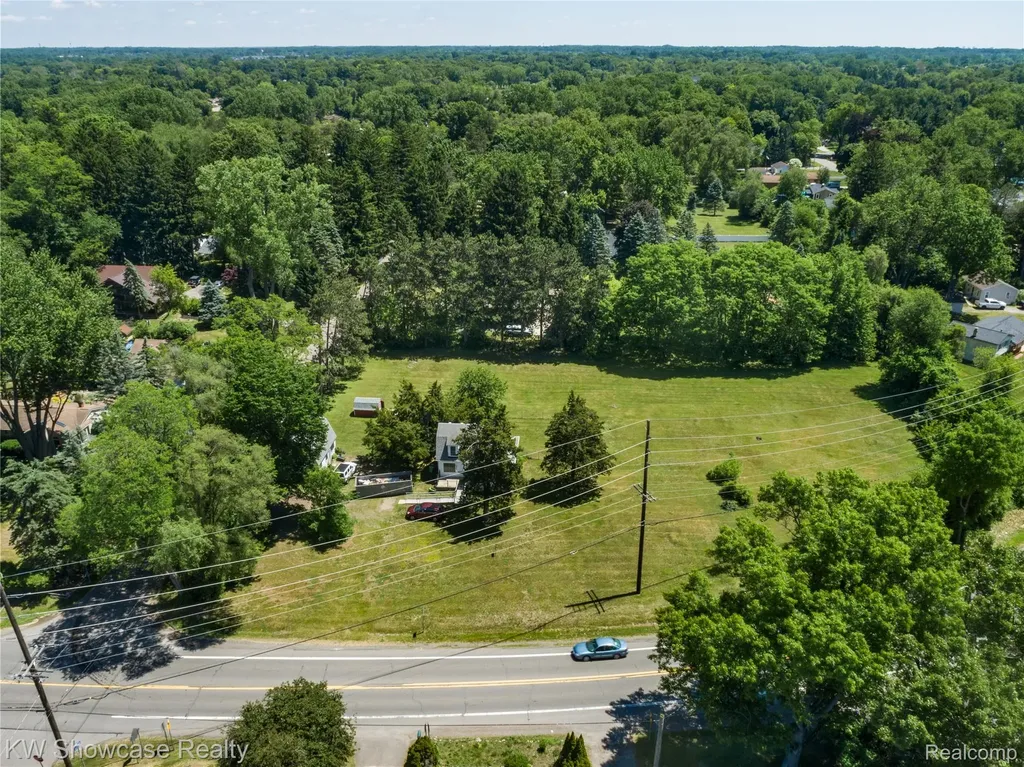 1634 S Commerce Road Walled Lake City MI 48390
