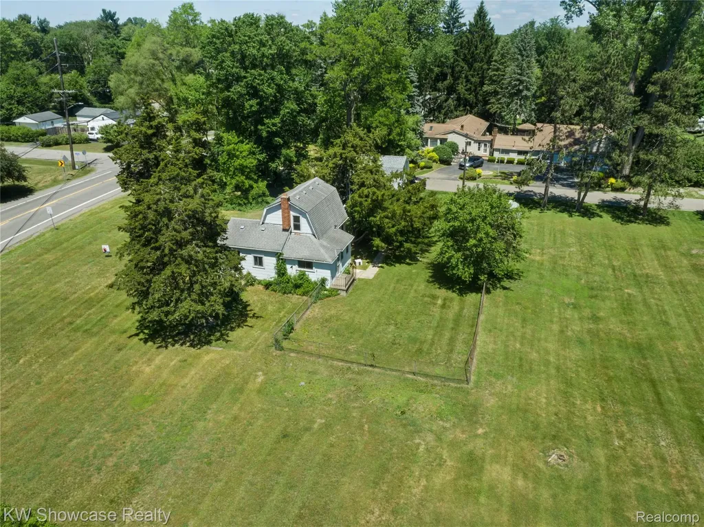 1634 S Commerce Road Walled Lake City MI 48390