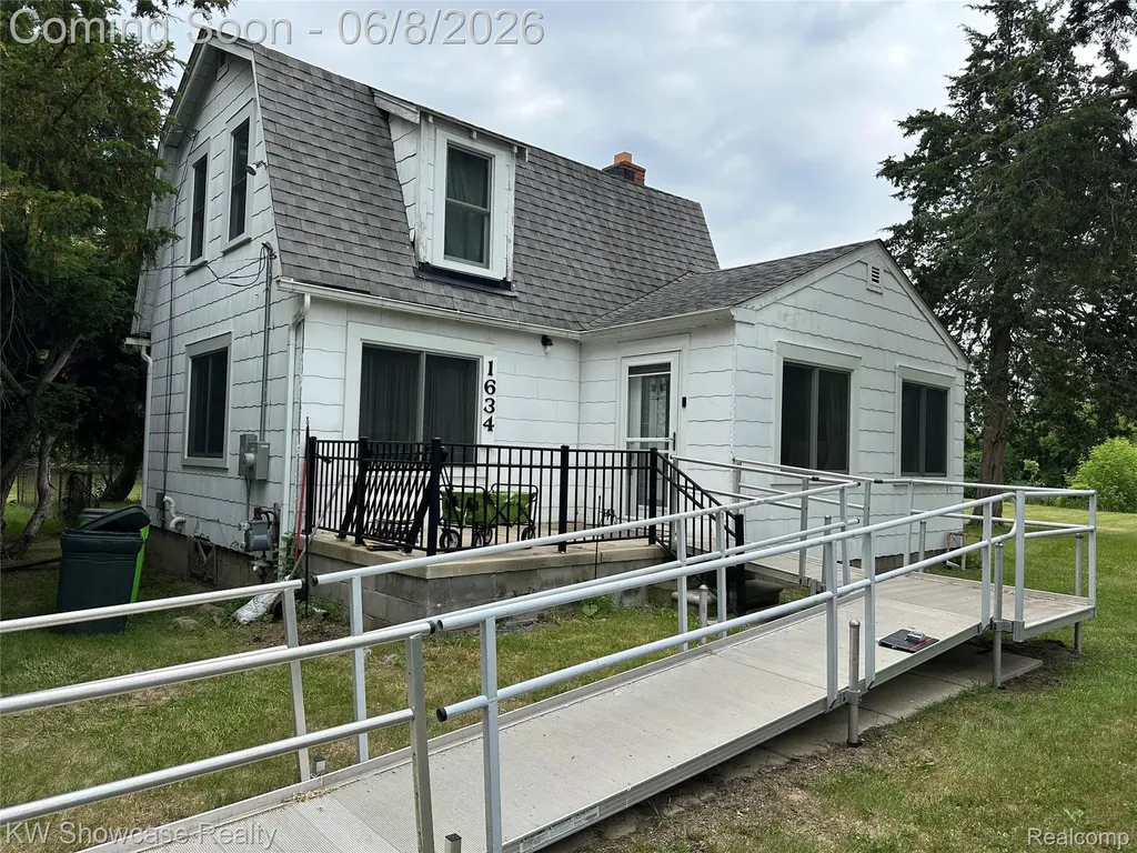 1634 S Commerce Road Walled Lake City MI 48390
