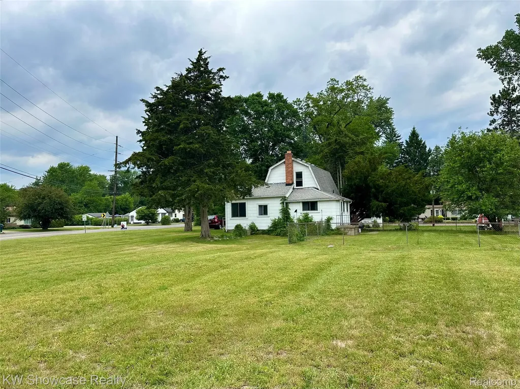1634 S Commerce Road Walled Lake City MI 48390