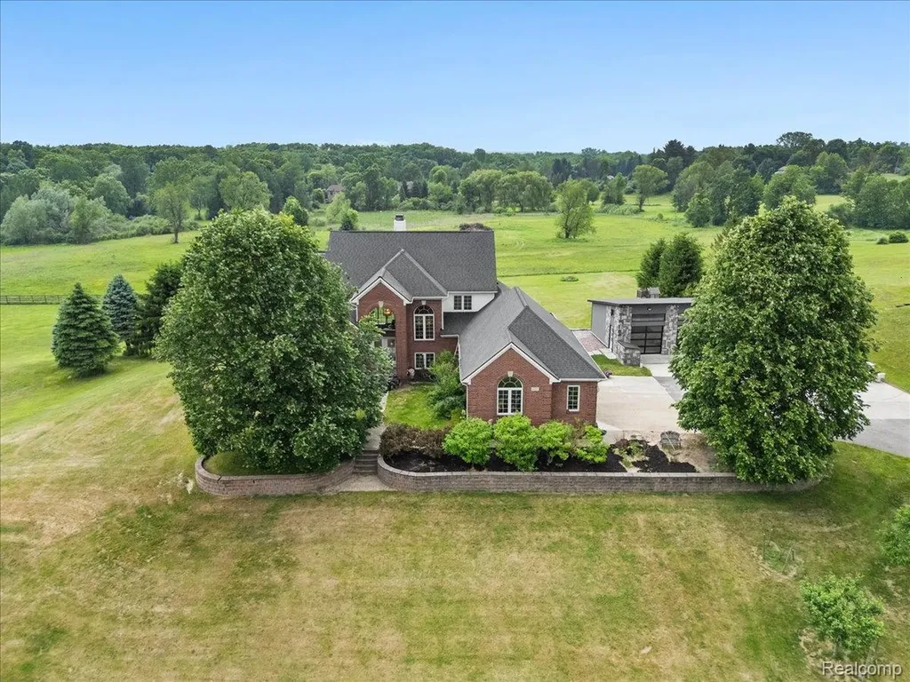 2160 W Buell Road Oakland Charter Township MI 48363