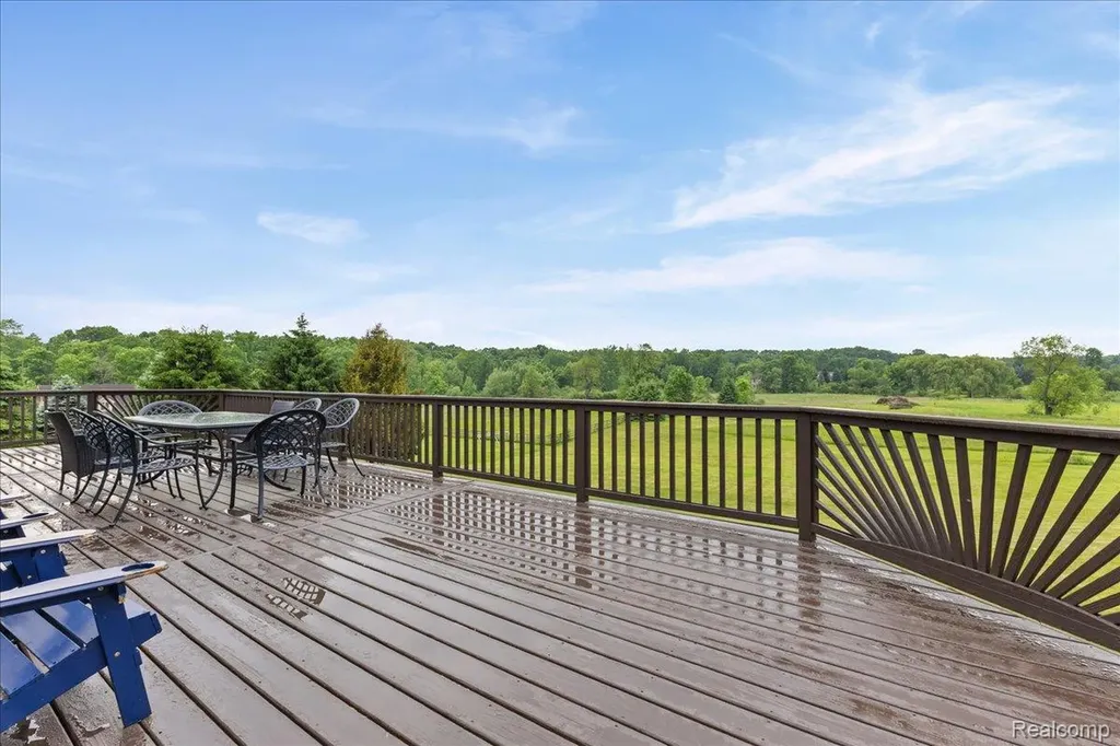 2160 W Buell Road Oakland Charter Township MI 48363