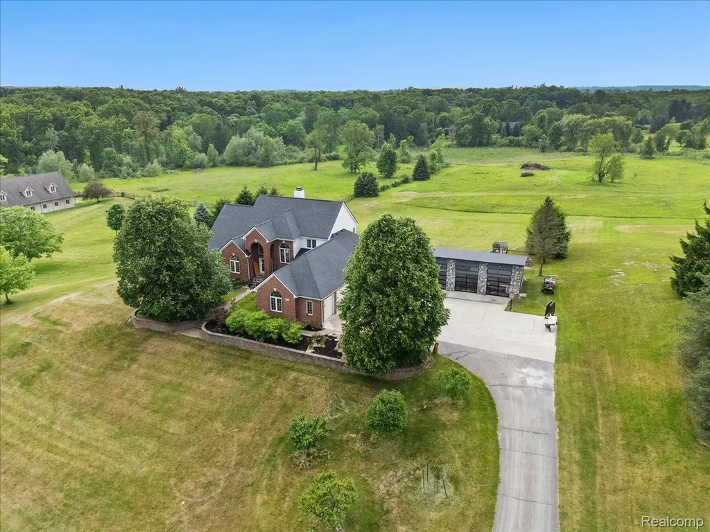 2160 W Buell Road Oakland Charter Township MI 48363