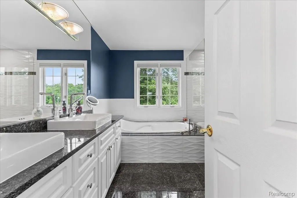 2160 W Buell Road Oakland Charter Township MI 48363