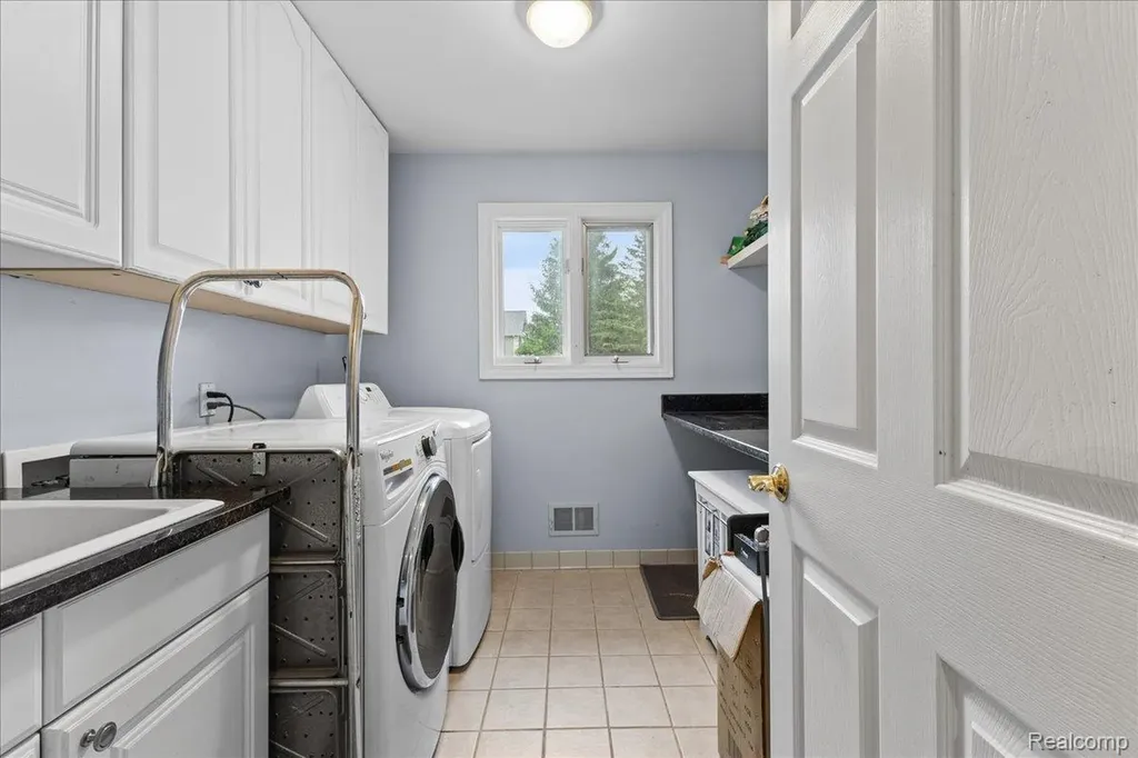 2160 W Buell Road Oakland Charter Township MI 48363