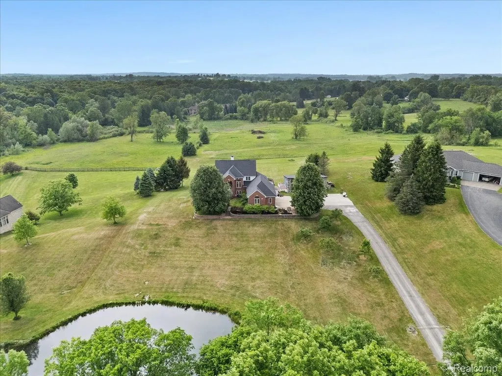 2160 W Buell Road Oakland Charter Township MI 48363