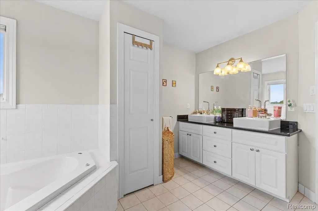 2160 W Buell Road Oakland Charter Township MI 48363