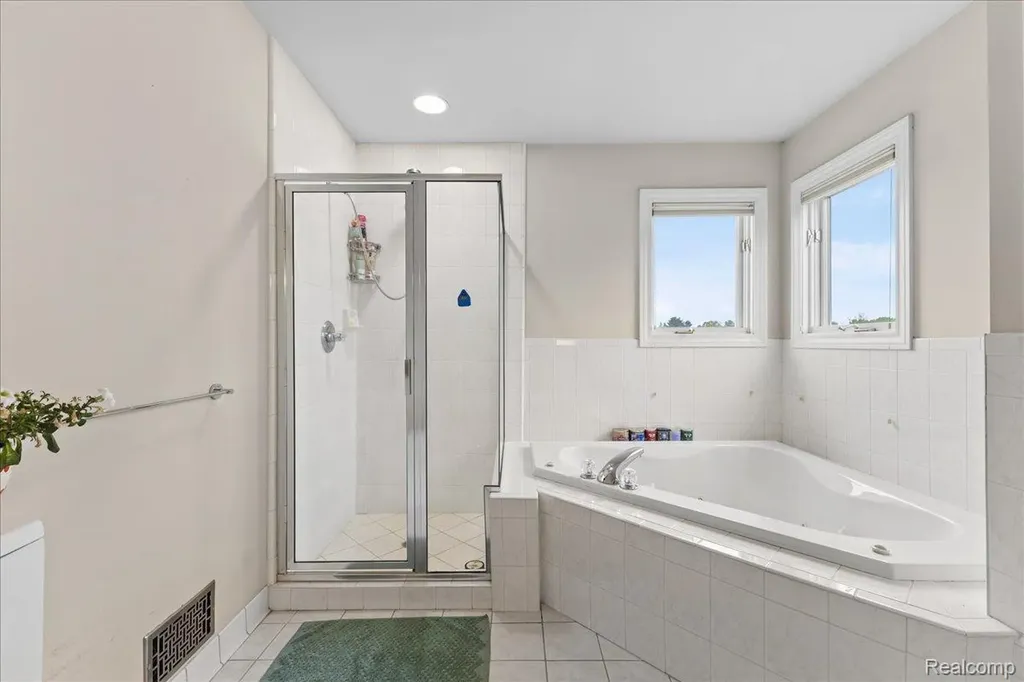 2160 W Buell Road Oakland Charter Township MI 48363