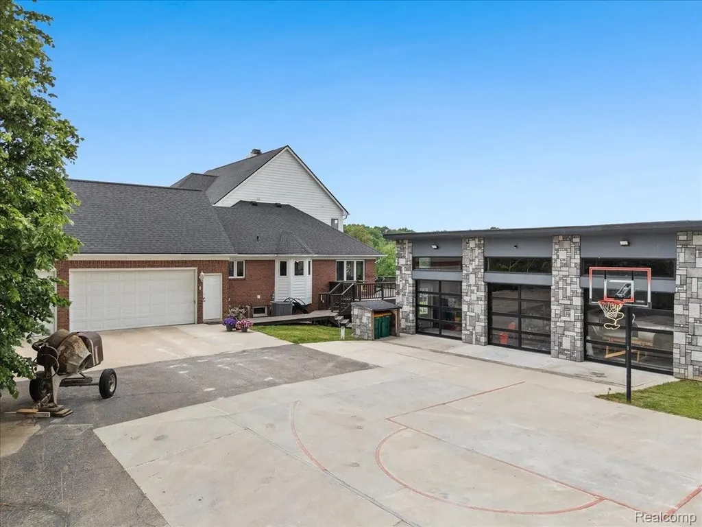 2160 W Buell Road Oakland Charter Township MI 48363