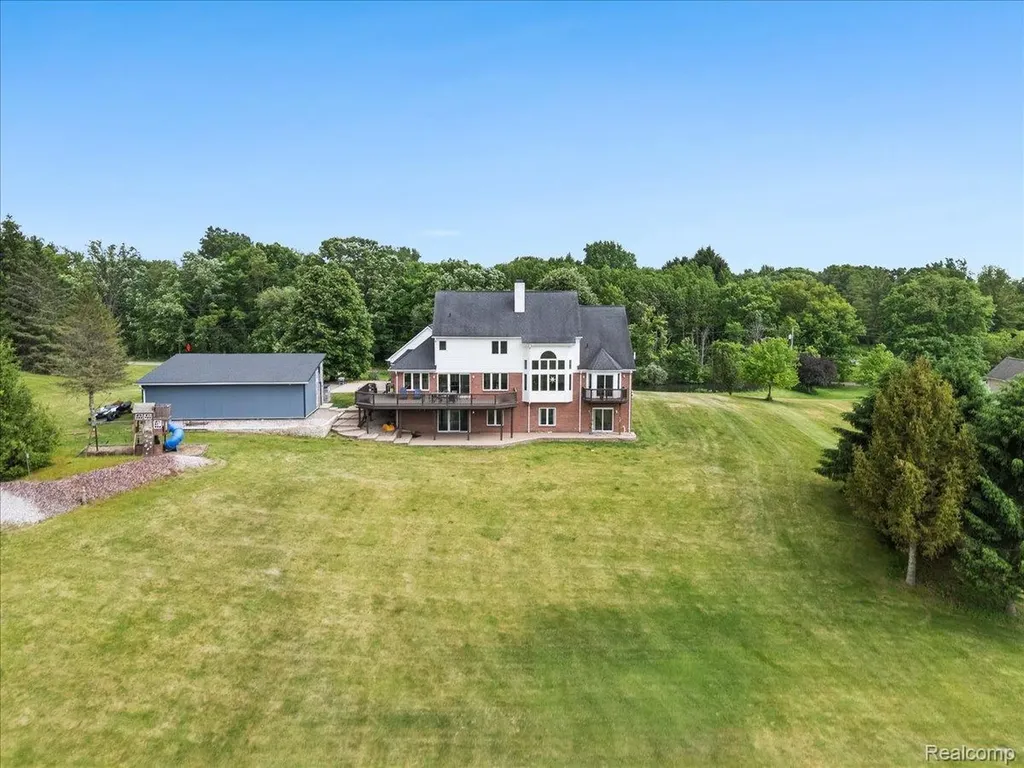 2160 W Buell Road Oakland Charter Township MI 48363
