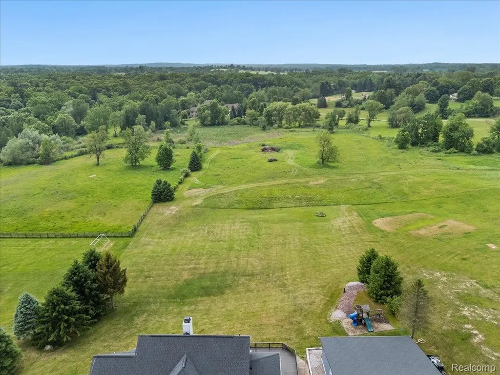 2160 W Buell Road Oakland Charter Township MI 48363