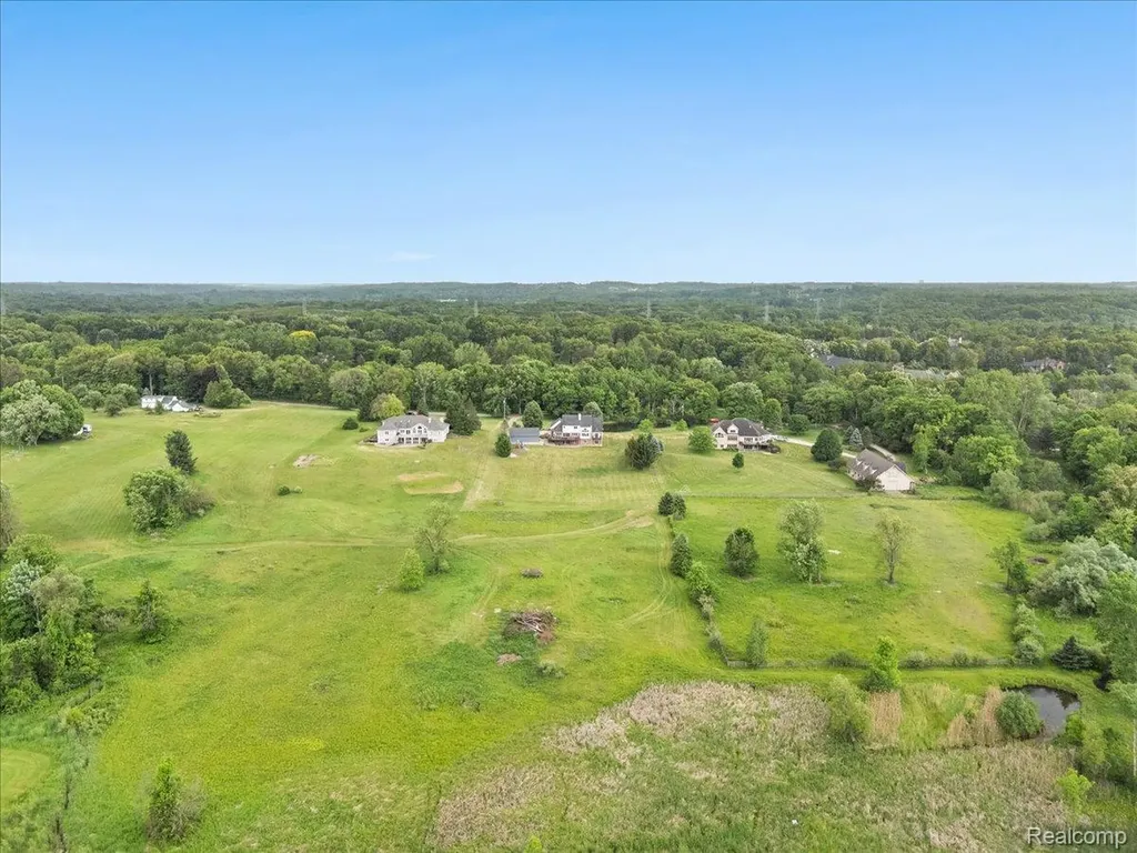 2160 W Buell Road Oakland Charter Township MI 48363
