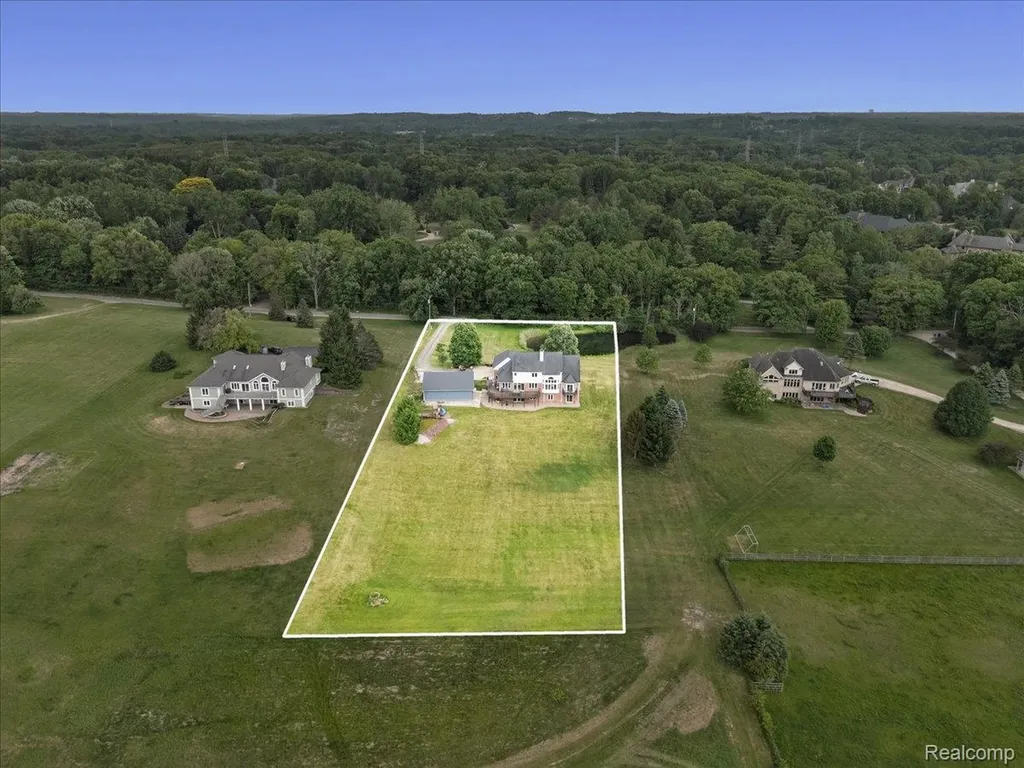 2160 W Buell Road Oakland Charter Township MI 48363