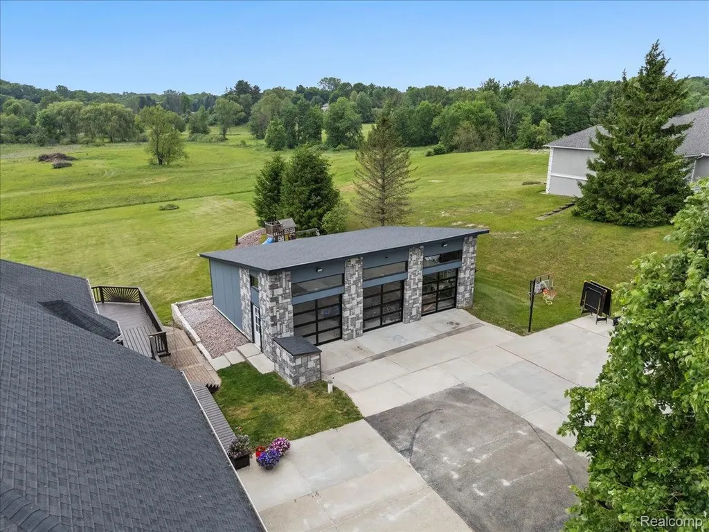 2160 W Buell Road Oakland Charter Township MI 48363