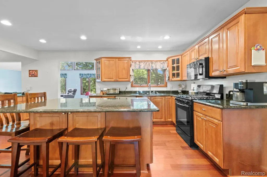 871 Spartan Drive Rochester Hills City MI 48309